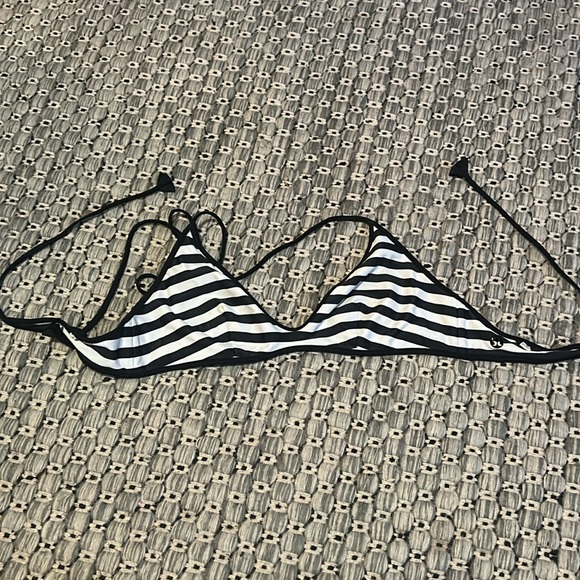 EUC Lululemon reversible bikini top sz 4. Can be worn halter or cross back. - Picture 5 of 5